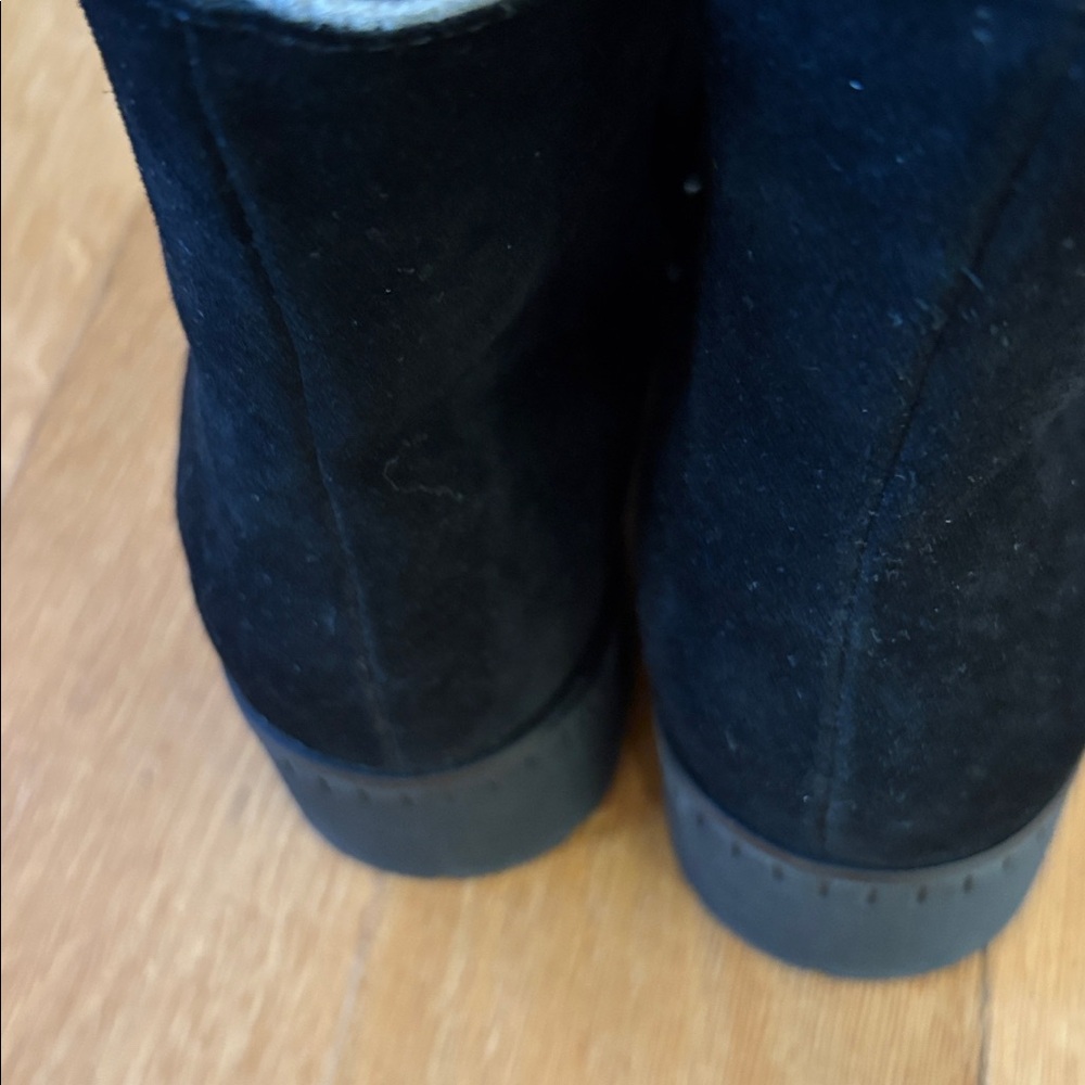 Valdini Suede Bootie. Side zipper. Will fit size 8.5. - Picture 4 of 9